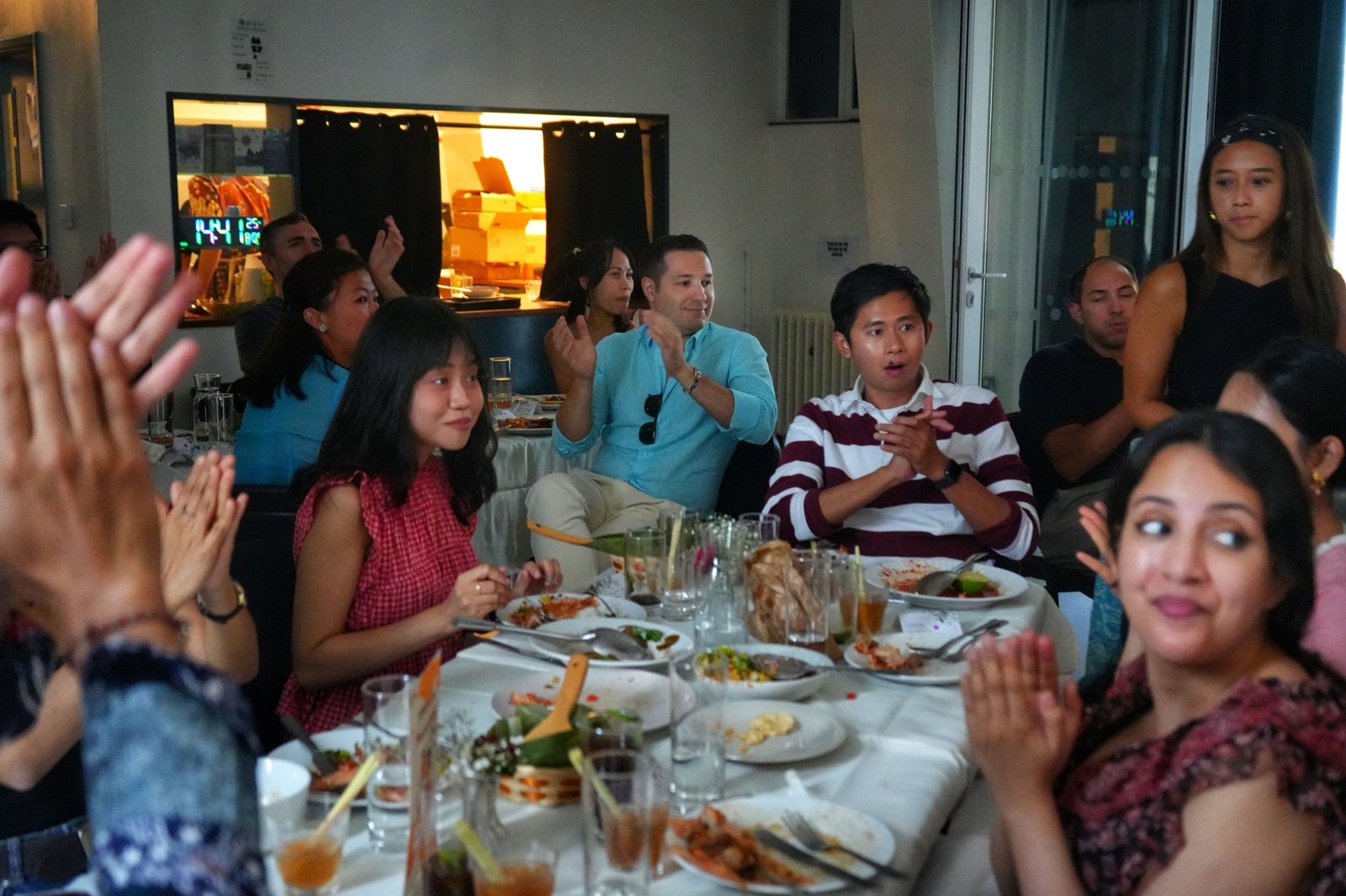 Guests applauding around the table at a Jumpa Rasa supper club